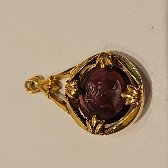 AVON PURPLE Glass Intaglio & Goldtone Pendant - Picture 1 of 6